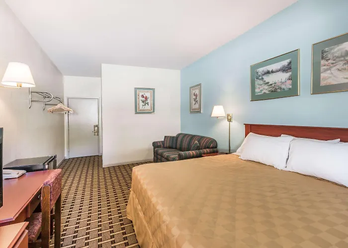 Super 8 By Wyndham Knoxville Downtown Area