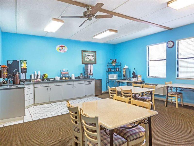 Hotel Super 8 By Wyndham Downtown Area