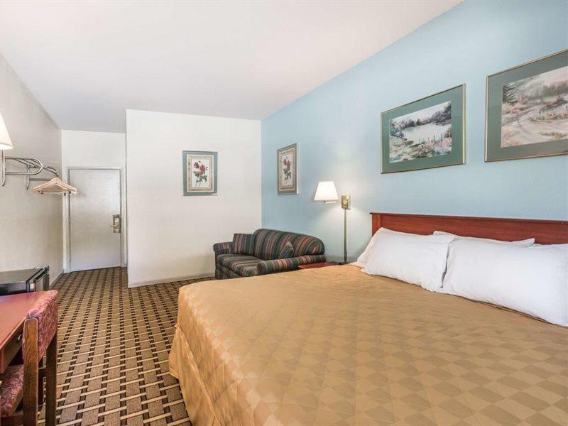Super 8 By Wyndham Downtown Area
