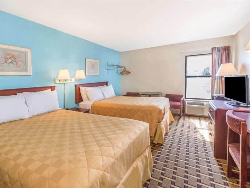Super 8 By Wyndham Downtown Area 2*