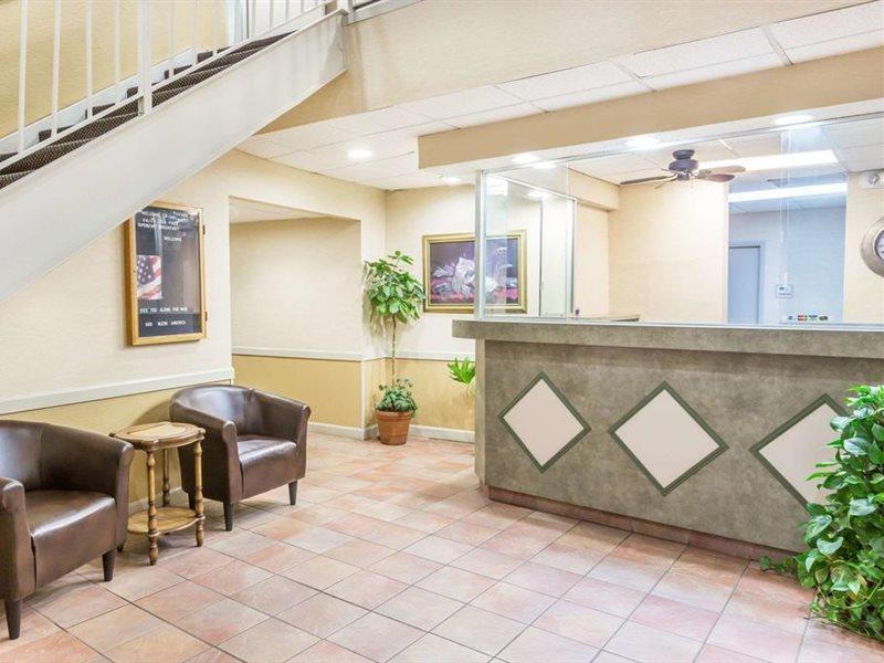 Hotel Super 8 By Wyndham Downtown Area