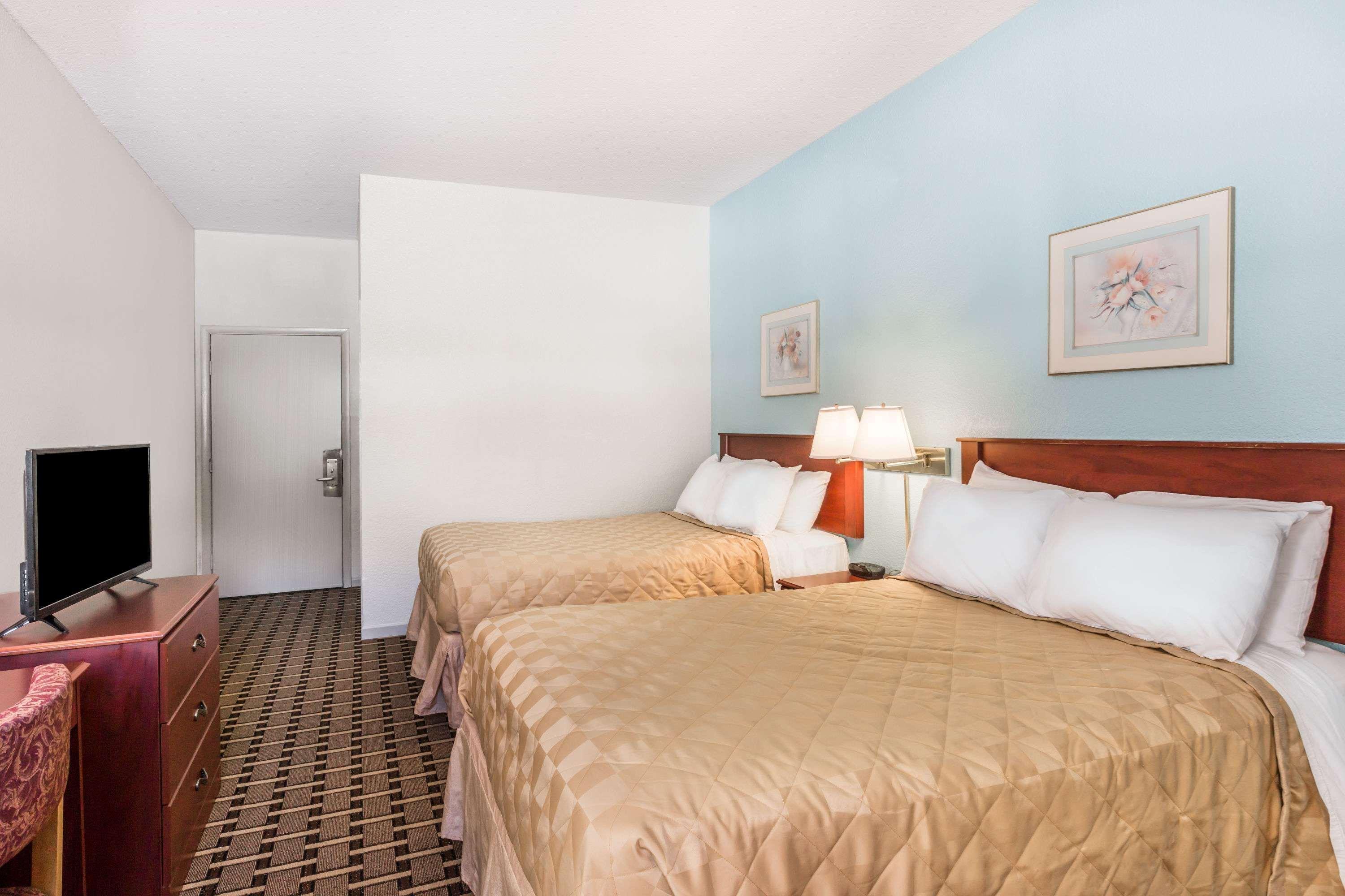 Super 8 By Wyndham Downtown Area
