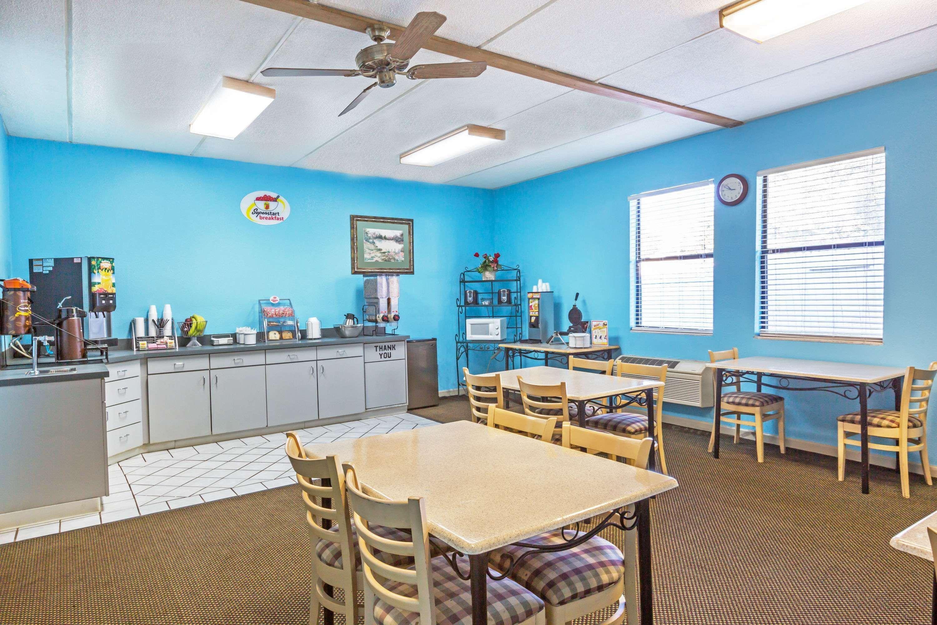 Hotel Super 8 By Wyndham Downtown Area 2*