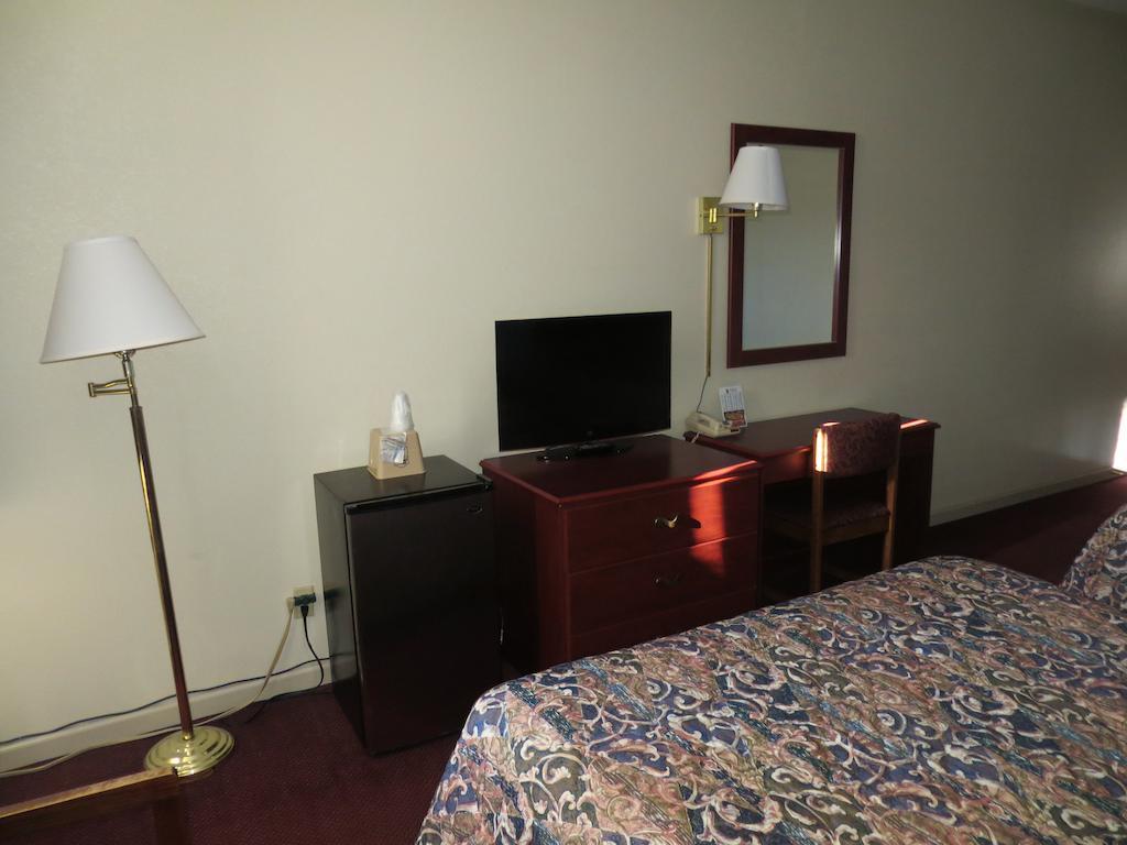 Super 8 By Wyndham Downtown Area Hotel