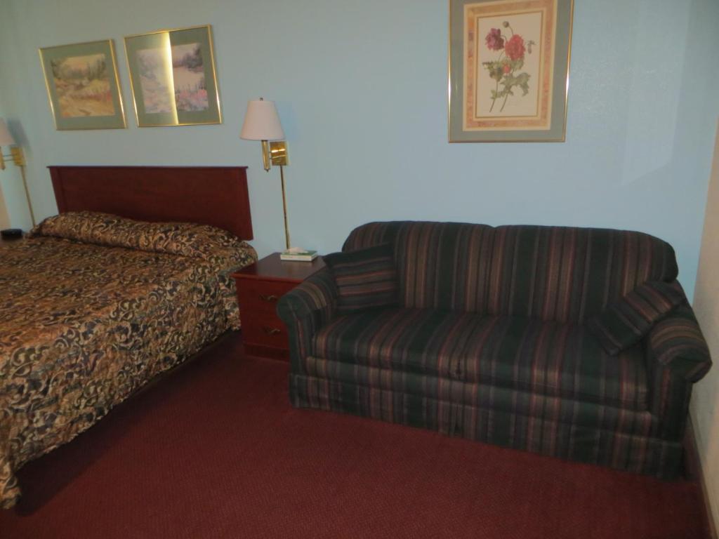 Super 8 By Wyndham Downtown Area Hotel